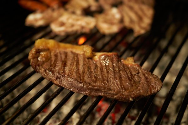 Filete de vacuno haciéndose en la parrilla, sobre las brasas