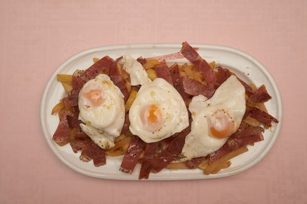 Huevos fritos con patatas y tiras de embutido